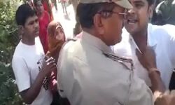 वारदात की सूचना मिलने पर जांच करने पहुंची पुलिस को घेरा- लिया हिरासत में