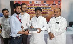 टेबलेट वितरण समारोह का आयोजन- मंत्री कपिदेव ने छात्र-छात्राओ को दिये टेबलेट