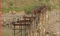 गजब की चोरी-दिनदहाड़े लोहे का पुल सभी के सामने ले गए चोर गजब की चोरी-दिनदहाड़े लोहे का पुल सभी के सामने ले गए चोर