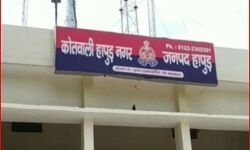 कार सवार बदमाशों ने लूटा मिट्टी से भरा डंपर-चालक को जंगल में फेंका कार सवार बदमाशों ने लूटा मिट्टी से भरा डंपर-चालक को जंगल में फेंका