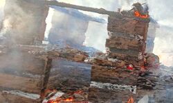 आग में चार घर सहित जलीं छह गौशालाएं- करोड़ की संपत्ति हुई नष्ट आग में चार घर सहित जलीं छह गौशालाएं- करोड़ की संपत्ति हुई नष्ट