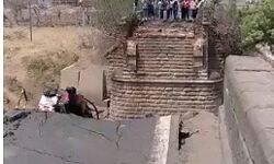 डेढ़ सौ साल पुराना पुल गिरा-80 टायरा ट्राला भी नदी में समाया-हाईवे बंद