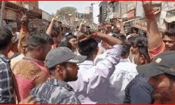 धर्मस्थल के सामने साउंड बंद कराने पर हंगामा-जाम लगाकर की नारेबाजी धर्मस्थल के सामने साउंड बंद कराने पर हंगामा-जाम लगाकर की नारेबाजी