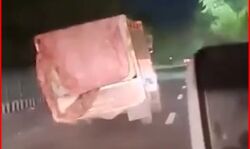 टायर फटने के बावजूद तस्करों ने 22 किलोमीटर दौड़ाई गाड़ी-सडक पर फेंकी गाय