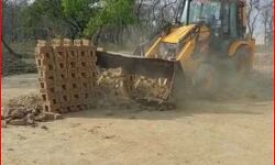 अब ईट भट्टे पर चला बुलडोजर-15 लाख की ईट बन गई मिट्टी अब ईट भट्टे पर चला बुलडोजर-15 लाख की ईट बन गई मिट्टी