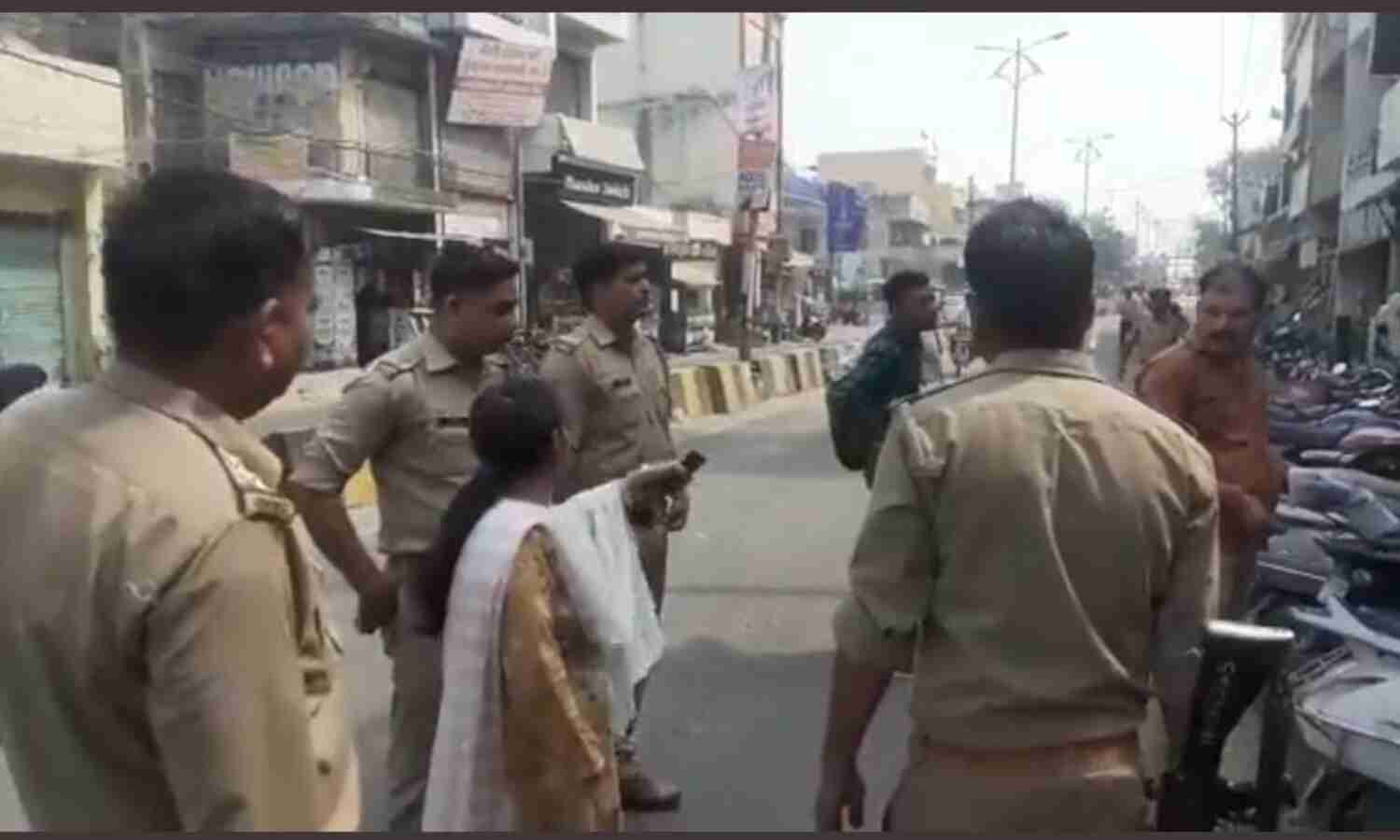 बाइक सवार बदमाशों ने दिनदहाड़े महिला शिक्षक से मोबाइल लूटा
