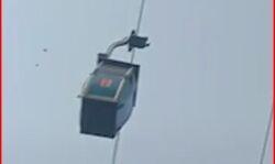 उड़न खटोले की ट्रालियां आपस में टकराई-20 घंटे से हवा में लटके श्रद्धालु उड़न खटोले की ट्रालियां आपस में टकराई-20 घंटे से हवा में लटके श्रद्धालु