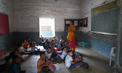 डिप्टी CM ने दिखाया स्कूलों का हाल- केजरीवाल बोले बदहाली देखकर होता है दुःख