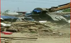 GT रोड पर अतिक्रमण के ऊपर चला बुलडोजर-फोर्स की मौजूदगी में कार्यवाही GT रोड पर अतिक्रमण के ऊपर चला बुलडोजर-फोर्स की मौजूदगी में कार्यवाही