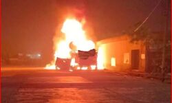 सब्जी मंडी में खड़े दो ट्रकों में अचानक लगी आग-आसपास में भगदड़