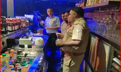 कैफे की आड में चलता मिला मयखाना- शराब का जखीरा बरामद-4 अरेस्ट कैफे की आड में चलता मिला मयखाना- शराब का जखीरा बरामद-4 अरेस्ट