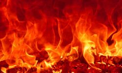 आग लगने से पंडित आश्रम और आवासीय परिसर क्षतिग्रस्त आग लगने से पंडित आश्रम और आवासीय परिसर क्षतिग्रस्त