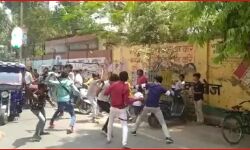 परीक्षा देकर बाहर निकले छात्रों के दो गुटों के बीच भिड़ंत-जमकर चली बैल्टें परीक्षा देकर बाहर निकले छात्रों के दो गुटों के बीच भिड़ंत-जमकर चली बैल्टें