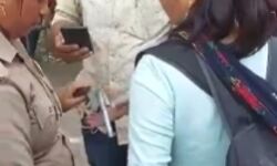 हथियार लेकर बैंडिट क्वीन बनी घूम रही महिला निकली शिक्षिका हथियार लेकर बैंडिट क्वीन बनी घूम रही महिला निकली शिक्षिका