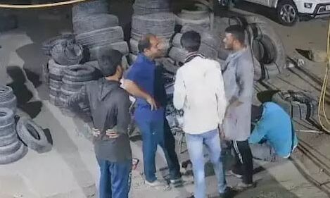 जमीन धसने से नाले में समाये युवकों को निकाला बाहर- देखें वीडियो