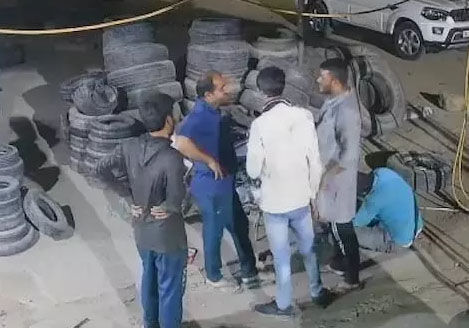जमीन धसने से नाले में समाये युवकों को निकाला बाहर- देखें वीडियो