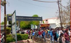 कॉलेज में छात्र की चाकू से गोदकर हत्या-बीटेक प्रथम वर्ष का छात्र था मृतक