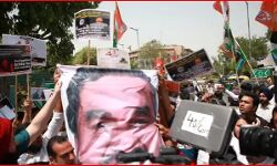 युवा कांग्रेस के कार्यकर्ताओं ने किया अमित शाह के घर का घेराव युवा कांग्रेस के कार्यकर्ताओं ने किया अमित शाह के घर का घेराव