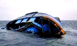 नदी में मजदूरों से भरी नाव पलटी- दस डूबे, इतनो की मौत