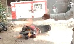 मार्केट में खड़े एक्टिवा में लगी आग- लोगों में मची खलबली