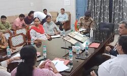 जिला जज के कक्ष में आयोजित हुई बैठक- उठायें राष्ट्रीय लोक अदालत का लाभ