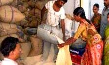 गरीबों के लिए वरदान साबित हुई प्रदेश सरकार की निःशुल्क राशन वितरण योजना गरीबों के लिए वरदान साबित हुई प्रदेश सरकार की निःशुल्क राशन वितरण योजना