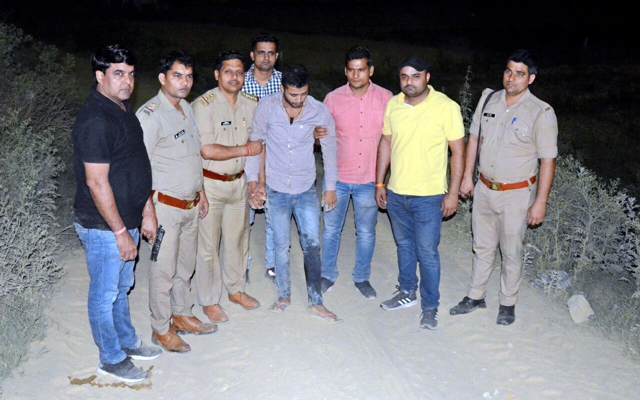 मुठभेड़ में पुलिस ने लंगडा कर दबोचा 10 हजार का इनामी