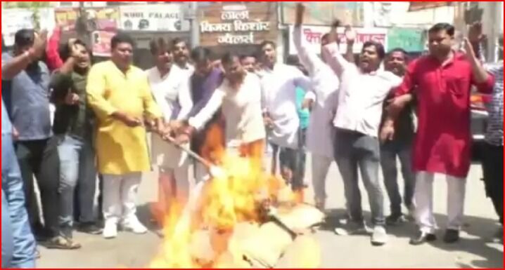भाजयुमो के राष्ट्रीय अध्यक्ष की गिरफ्तारी के विरोध में CM का पुतला जलाया