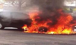 स्कूल के पास आग गोला बनी कार हुई खाक- आग को देख घबराई छात्राएं