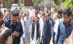 बंद कमरे में मुलायम व अखिलेश वर्करों से कर रहे गुटरगूं