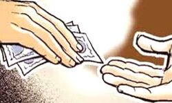 सरकारी कर्मचारी ले रहा था रिश्वत- अधिकारियों ने पकड़ लिया रंगेहाथ