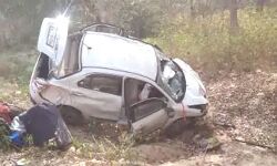 करीब 150 की स्पीड से आ रही कार खाई में गिरी- 4 लोग घायल