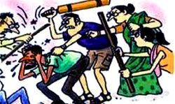 विवाद निपटाने के लिये हुई पंचायत में पत्नि ने पति व सास को डंडों से पीटा