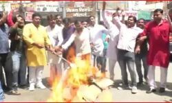 भाजयुमो के राष्ट्रीय अध्यक्ष की गिरफ्तारी के विरोध में CM का पुतला जलाया भाजयुमो के राष्ट्रीय अध्यक्ष की गिरफ्तारी के विरोध में CM का पुतला जलाया