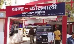 घर के भीतर घुसकर नाबालिग को दबोचकर की अश्लील हरकतें- शोर मचने पर... घर के भीतर घुसकर नाबालिग को दबोचकर की अश्लील हरकतें- शोर मचने पर...