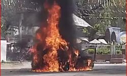 भीड़भाड़ वाले इलाके में चलती कार बनी आग का गोला-उठी ऊंची ऊंची लपटें भीड़भाड़ वाले इलाके में चलती कार बनी आग का गोला-उठी ऊंची ऊंची लपटें