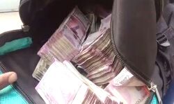 18.25 लाख की संदिग्ध नगदी के साथ कर्मचारी को किया गिरफ्तार 18.25 लाख की संदिग्ध नगदी के साथ कर्मचारी को किया गिरफ्तार