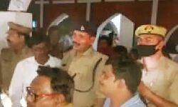 धर्मांतरण कराने के विरोध में हिन्दू संगठनों ने किया चर्च का घेराव धर्मांतरण कराने के विरोध में हिन्दू संगठनों ने किया चर्च का घेराव