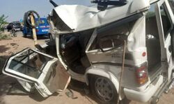 ट्रक से टकराने से कार हुई क्षतिग्रस्त- महिलाओं सहित 6 की मौत