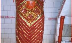 खुदाई के दौरान जंगल में मिले दक्षिण मुखी हनुमान किसी से नहीं हिल सके खुदाई के दौरान जंगल में मिले दक्षिण मुखी हनुमान किसी से नहीं हिल सके