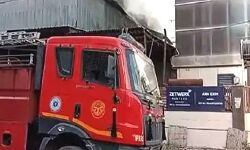 फैक्ट्री में आग लगने से लाखों का माल खाक- दमकलकर्मियों ने पाया आग पर काबू