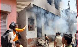 छात्रा को लेकर भागा जिम संचालक- गुस्साए लोगों ने लगाई घरों में आग
