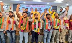 CM के घर के बाहर तोड़फोड़ करने वाले नेता BJP ने किये सम्मानित CM के घर के बाहर तोड़फोड़ करने वाले नेता BJP ने किये सम्मानित