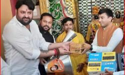 बीजेपी नेता ने हनुमान चालीसा पाठ के लिए बांटे लाउडस्पीकर