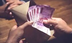 ड्राइवर के माध्यम से अधिकारी चार लाख रुपए की रिश्वत लेते गिरफ्तार