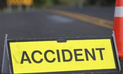 डंपर की टक्कर लगने के बाद चपेट में आये बाइक सवार- तीनों की गयी जान डंपर की टक्कर लगने के बाद चपेट में आये बाइक सवार- तीनों की गयी जान