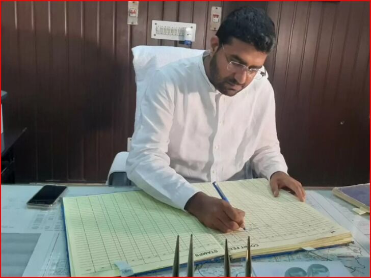 नवागत जिलाधिकारी ने कलेक्ट्रेट पहुंचकर लिया जनपद का चार्ज