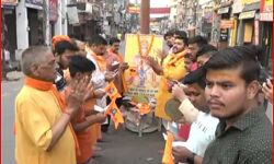 अजान के जवाब में हनुमान चालीसा- रोज सड़क पर हनुमान चालीसा पाठ अजान के जवाब में हनुमान चालीसा- रोज सड़क पर हनुमान चालीसा पाठ