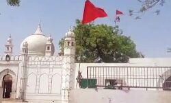 दरगाह से खुदाई के वक्त मिली दो मूर्तियां- भारी मात्रा में तैनात पुलिस