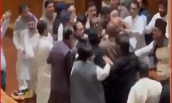 पंजाब विधानसभा में हुआ हंगामा-डिप्टी स्पीकर पर हमला-मारे ताबडतोड थप्पड़ पंजाब विधानसभा में हुआ हंगामा-डिप्टी स्पीकर पर हमला-मारे ताबडतोड थप्पड़